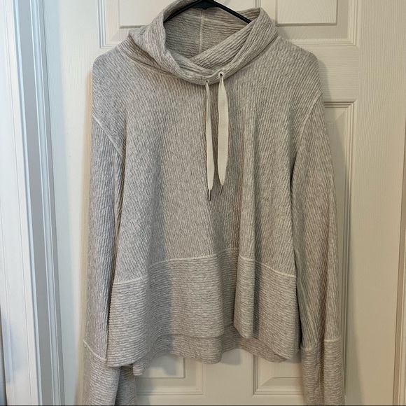 Lululemon pullover sweatshirt cream size M/L
